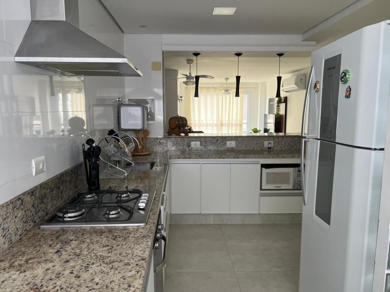 Beleza De Apartamento 300 Metros Da Praia Гуаружа Экстерьер фото