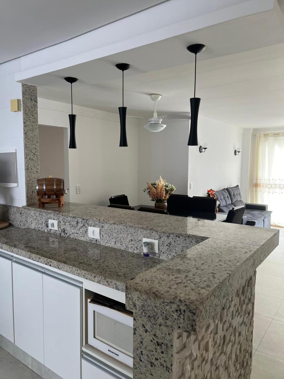 Beleza De Apartamento 300 Metros Da Praia Гуаружа Экстерьер фото
